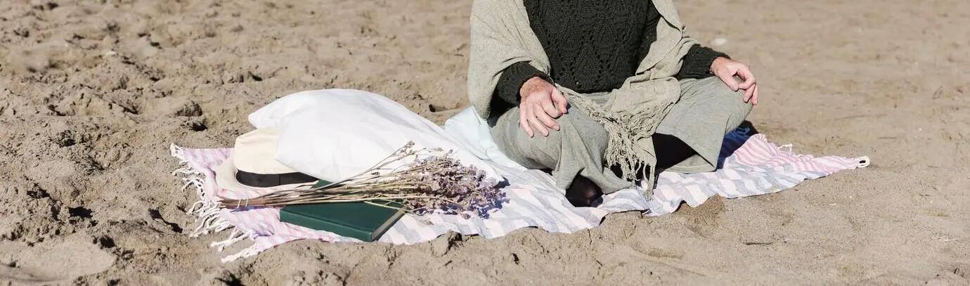 Adulto irreconocible meditando al aire libre
