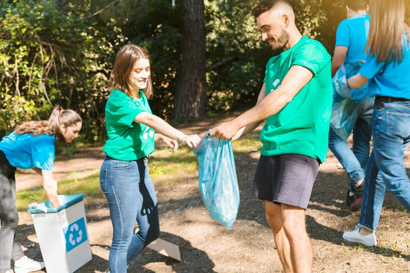 Jóvenes realizando una limpieza en el bosque