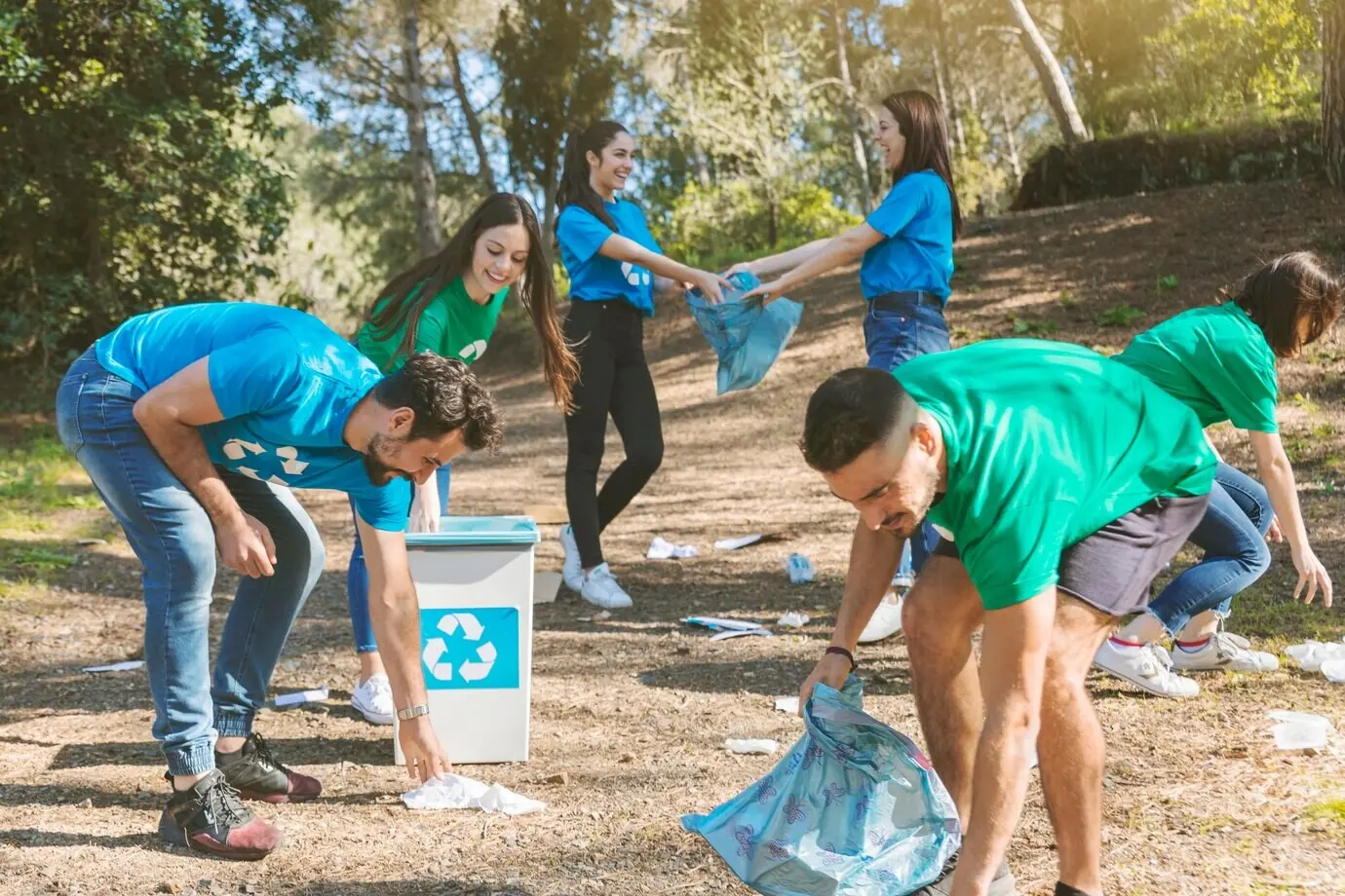 Voluntarios limpiando en un bosque bonito.